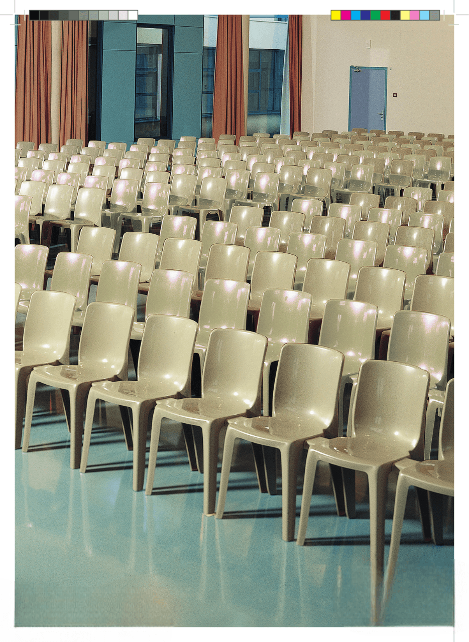 Chaises DENVER en configuration salle de conférence — grand hall