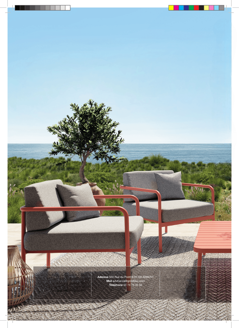 Fauteuils lounge sur terrasse d'accueil avec vue mer